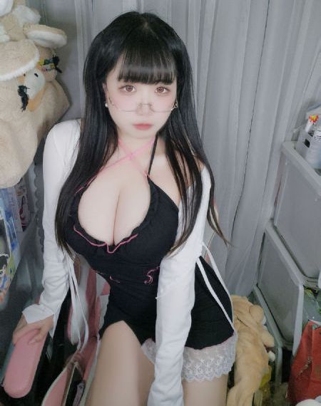 性开放的裸体瑜伽