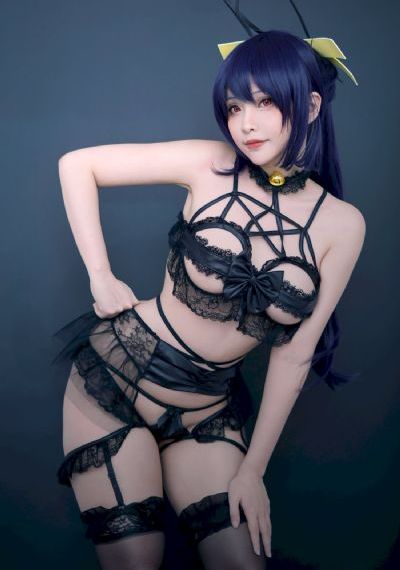 戴着面具跳舞