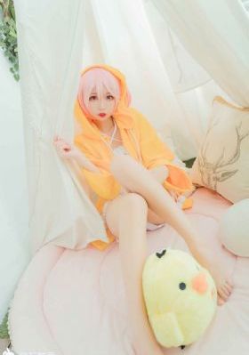 被闺蜜扒了内裤光着屁股打